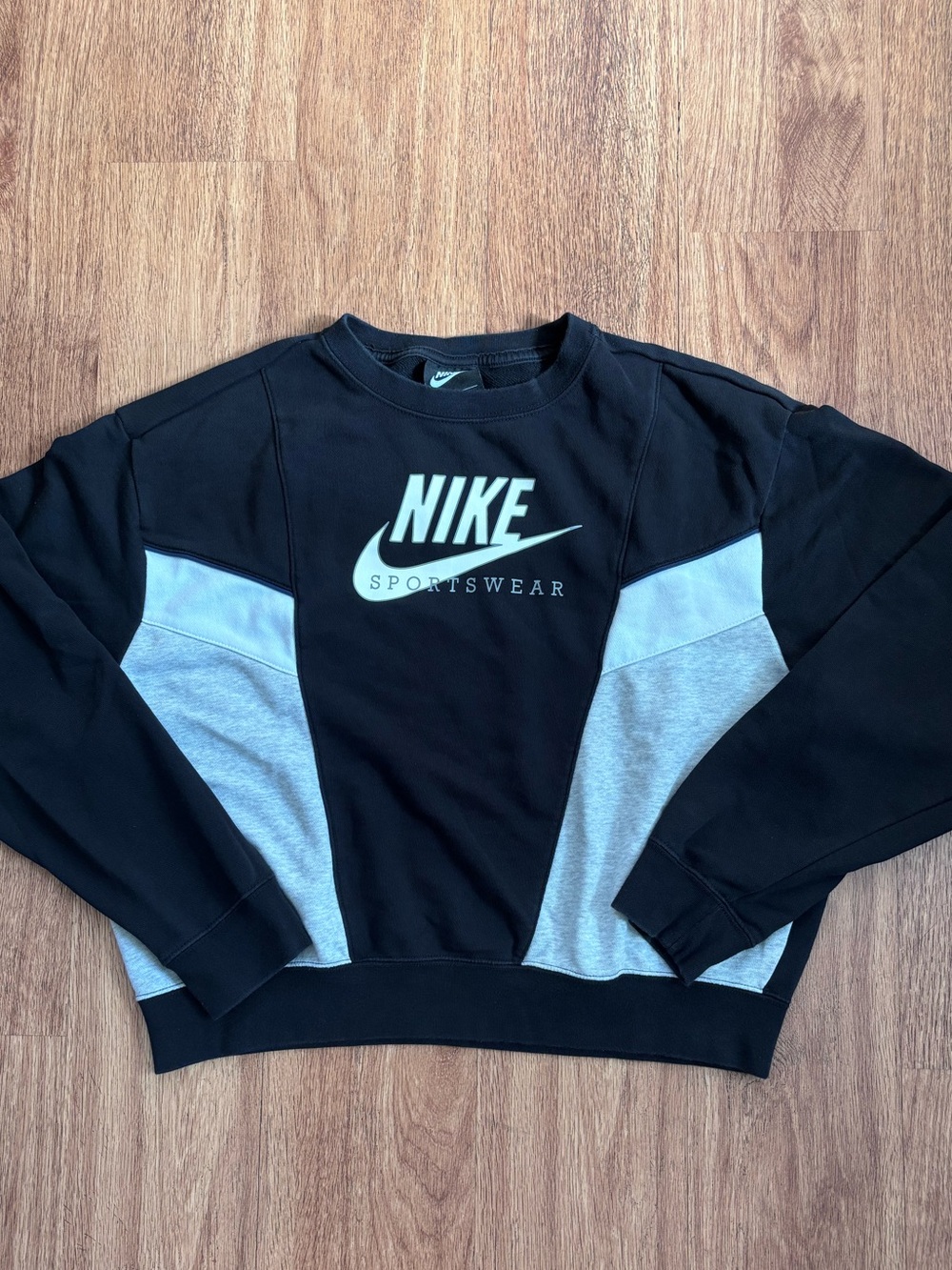 Nike Sportswear Women’s Heritage Colorblock Crewneck Sweatshirt Size Mdium